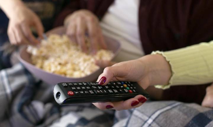 35% dos jovens assistem filmes e séries várias vezes ao dia; veja como usar esse hábito para treinar inglês