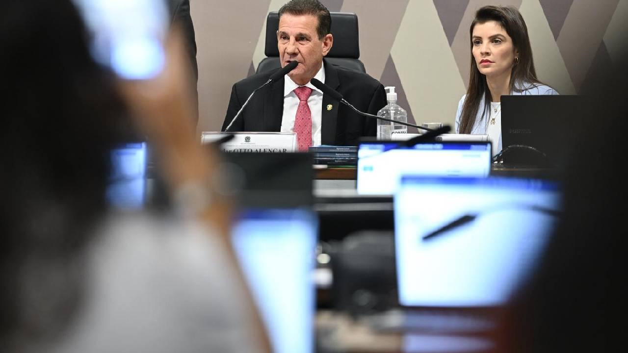 6x1: Centrão e oposição querem aproveitar falta de decisão para mudar CLT