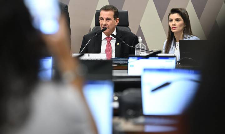 6x1: Centrão e oposição querem aproveitar falta de decisão para mudar CLT