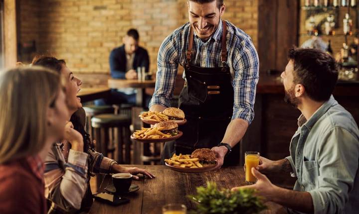 7 situações em que o inglês salva o seu roteiro gastronômico em viagem ao exterior