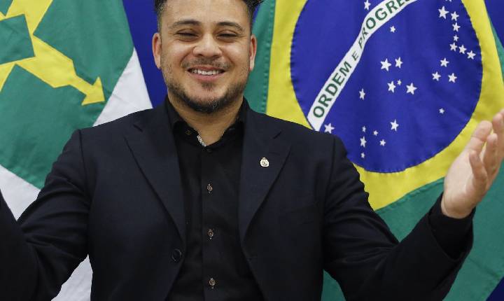 .Adotado por holandeses, cantor sonha em voltar a viver no Brasil
