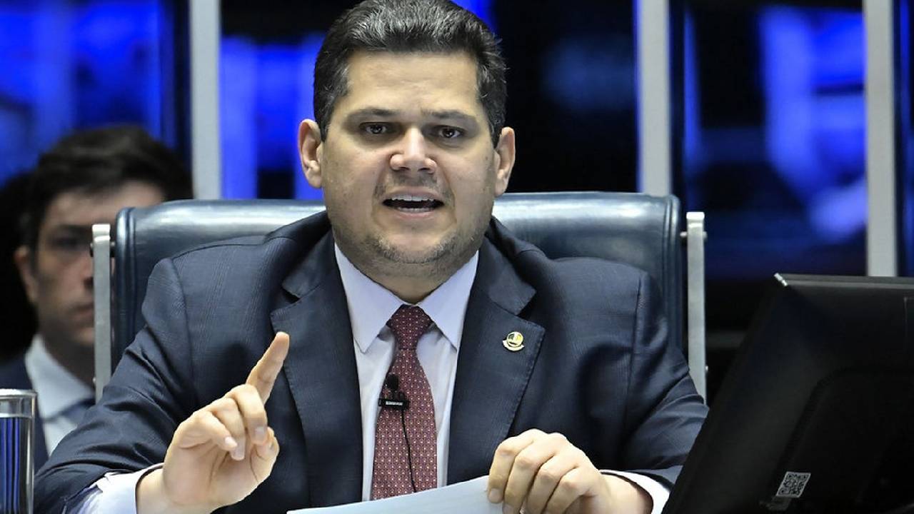 Alcolumbre anuncia sessões para discutir e votar fim da escala 6x1