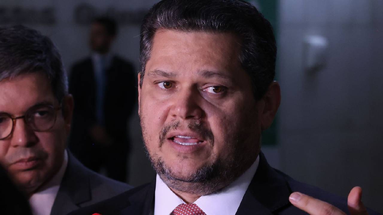 Alcolumbre mantém PEC 6x1 travada em semana esvaziada no Senado