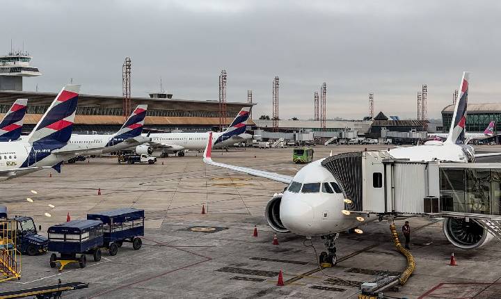 Anvisa atualiza regras de segurança sanitária para aviões e aeroportos