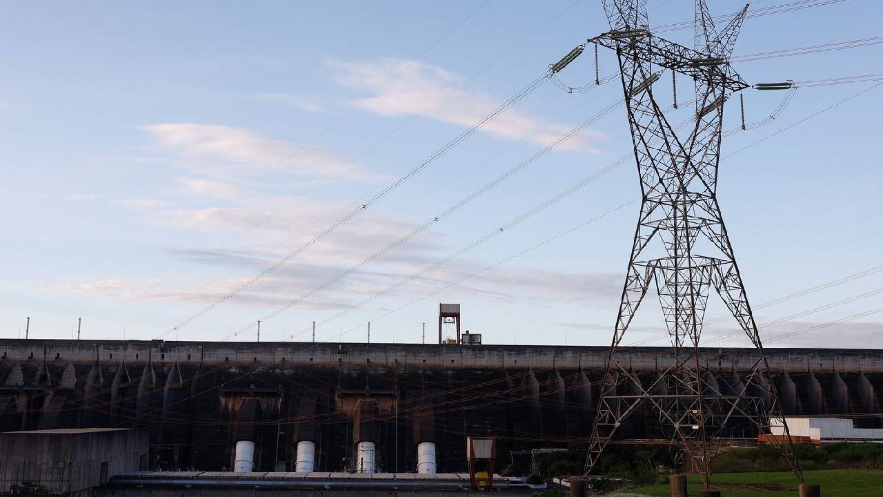 Após cinco meses, conta de luz voltará à bandeira verde em outubro