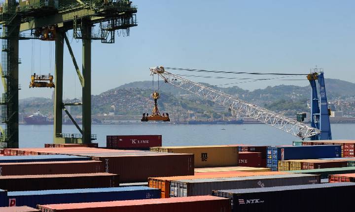 Balança comercial tem superávit de US$ 7,4 bilhões em agosto