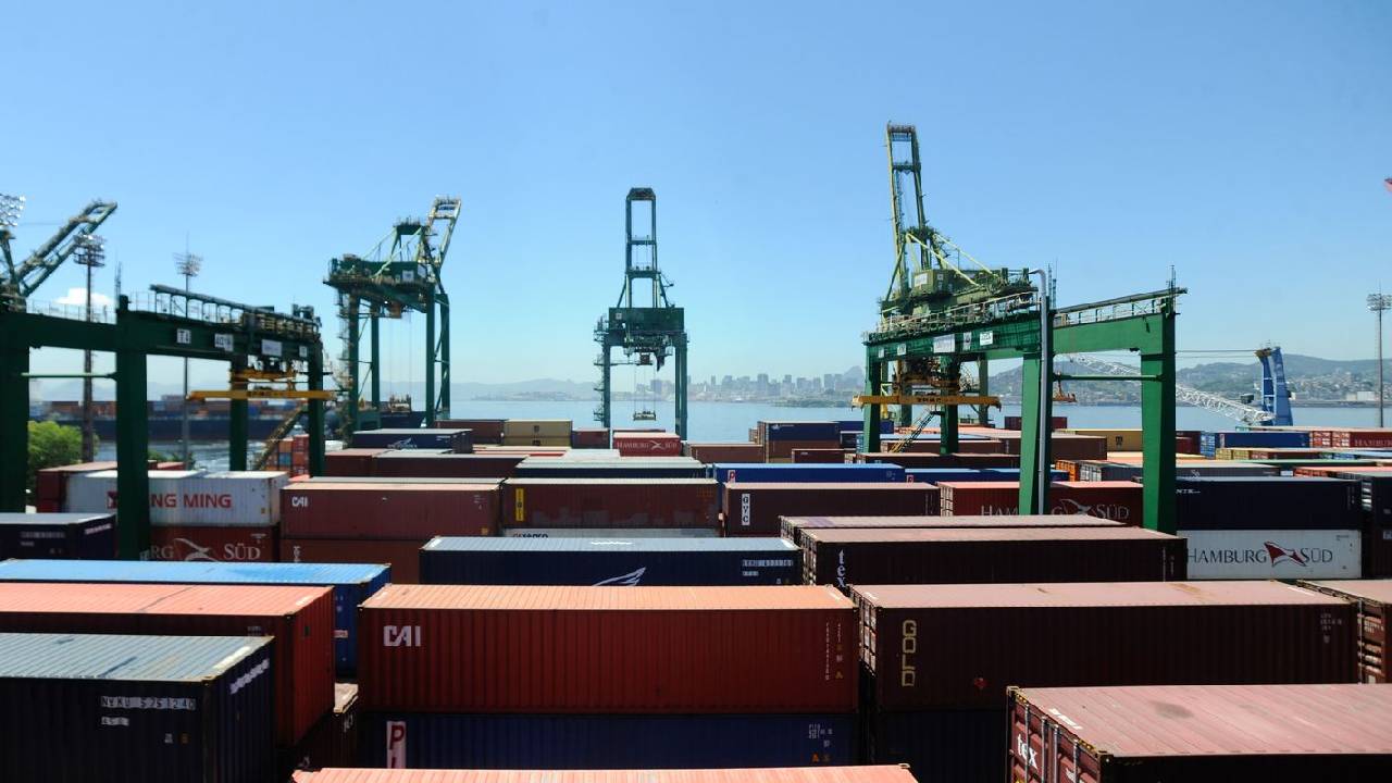 Balança comercial tem superávit de US$ 7,74 bilhões em setembro