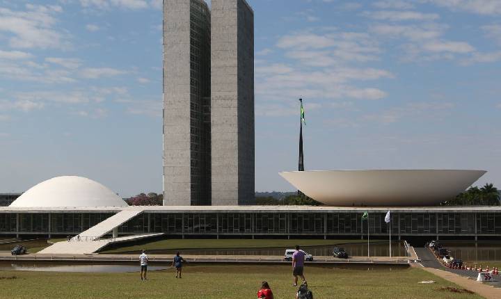 Calendário especial pode acelerar votação da PEC do fim da escala 6x1