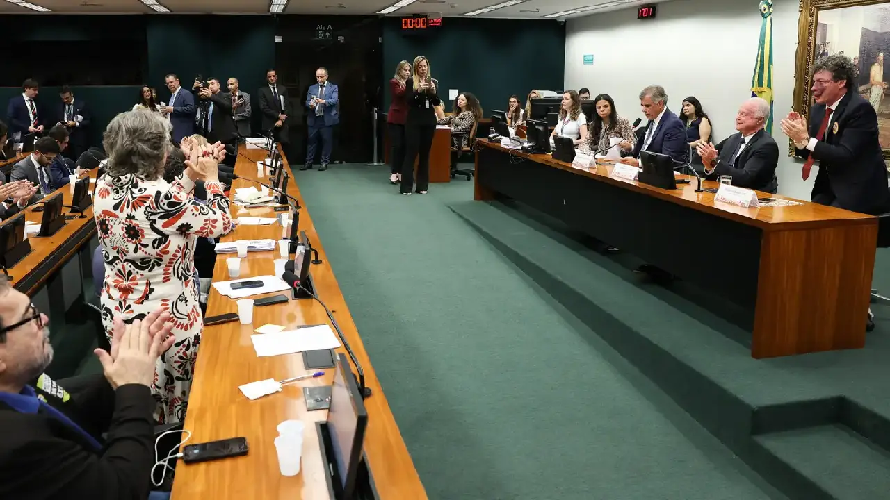 CCJ aprova admissibilidade de propostas que acabam com escala 6x1