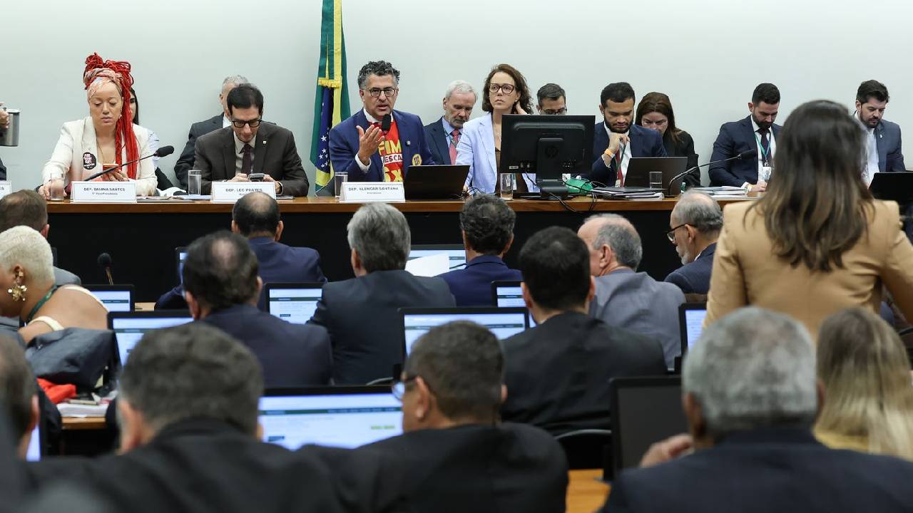 Centrão tenta derrubar transição de 60 dias para fim da escala 6x1