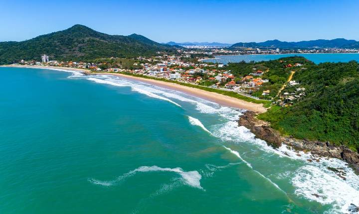 Cidade de SC tem quatro praias com selo Bandeira Azul e valorização imobiliária de 61,7% em cinco anos