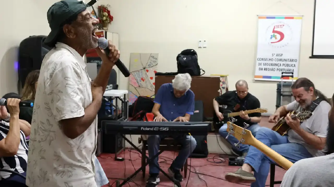 Com 25 anos, grupo musical de pacientes psiquiátricos lança novo álbum