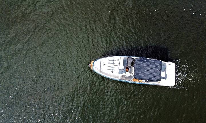 Com preço a partir de R$ 1 milhão, nova lancha de 32 pés com layout inteligente chega ao RJ