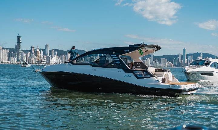 Com tour na fábrica e expedição inédita com mais de 30 lanchas, Fibrafort Factory agitou o fim de semana em Itajaí