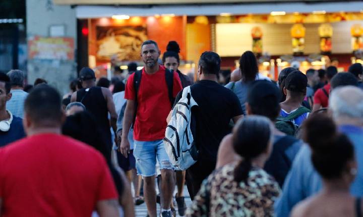 Desemprego chega a 5,8% no trimestre encerrado em abril, diz IBGE