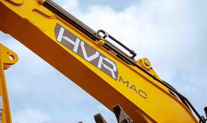 Desenvolvimento 100% brasileiro, configuração premium e preço competitivo: Grupo KMR lança marca de linha amarela