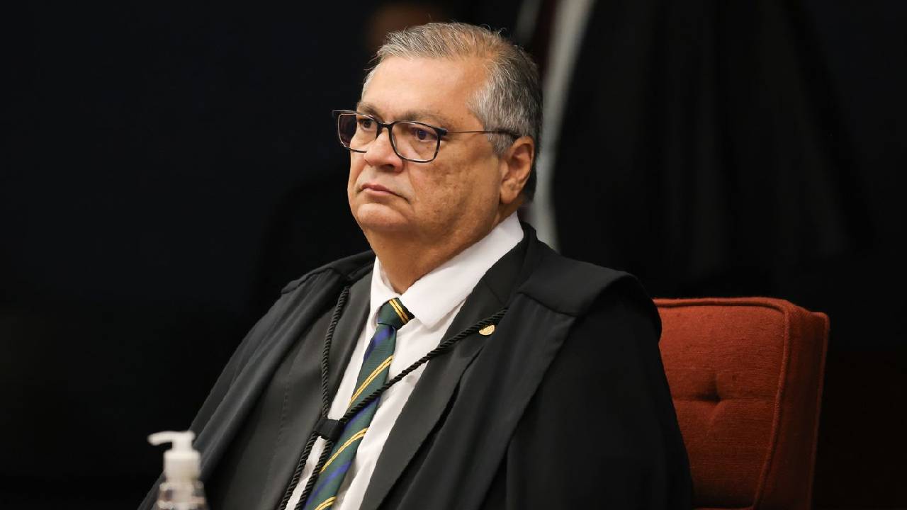 Dino abre apuração sobre emendas para produtora do filme de Bolsonaro