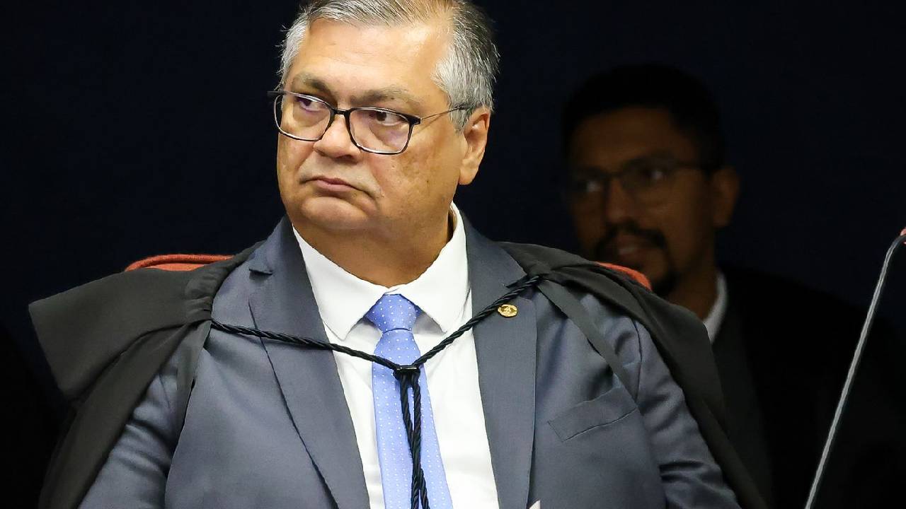Dino dá 10 dias para governo mostrar plano de combate a incêndios