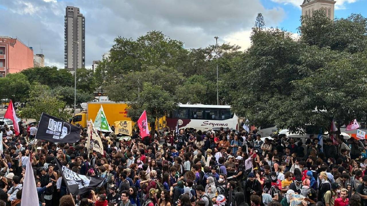 Em ato na capital paulista, estudantes criticam políticas educacionais
