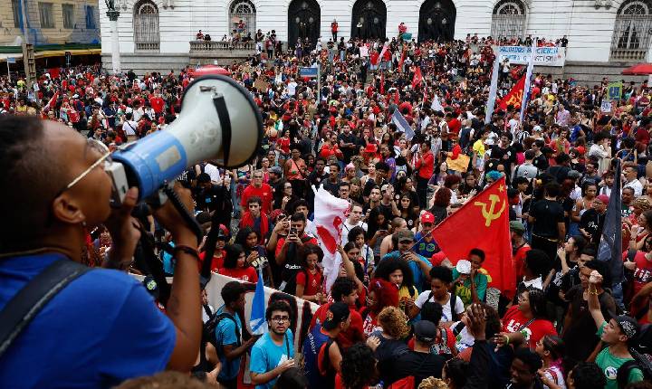 Estudantes fazem atos pelo país em apoio a Lula