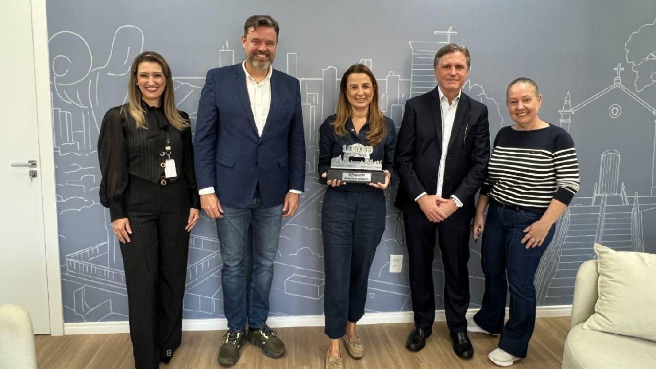 Expocentro entrega à prefeita de Balneário Camboriú troféu que simboliza 1 milhão de visitantes em quatro anos