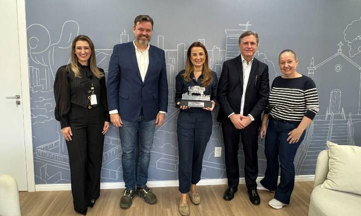 Expocentro entrega à prefeita de Balneário Camboriú troféu que simboliza 1 milhão de visitantes em quatro anos