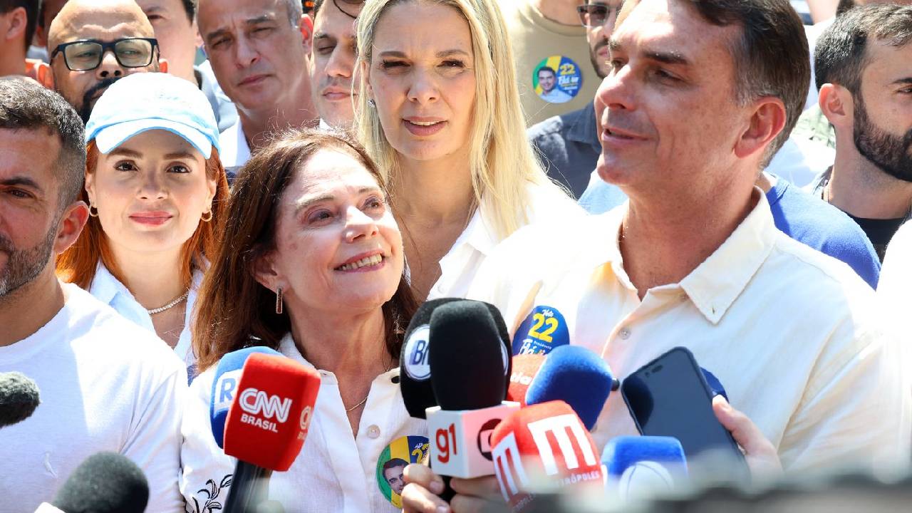 Flávio Bolsonaro diz que vai manter Bolsa Família e Farmácia Popular