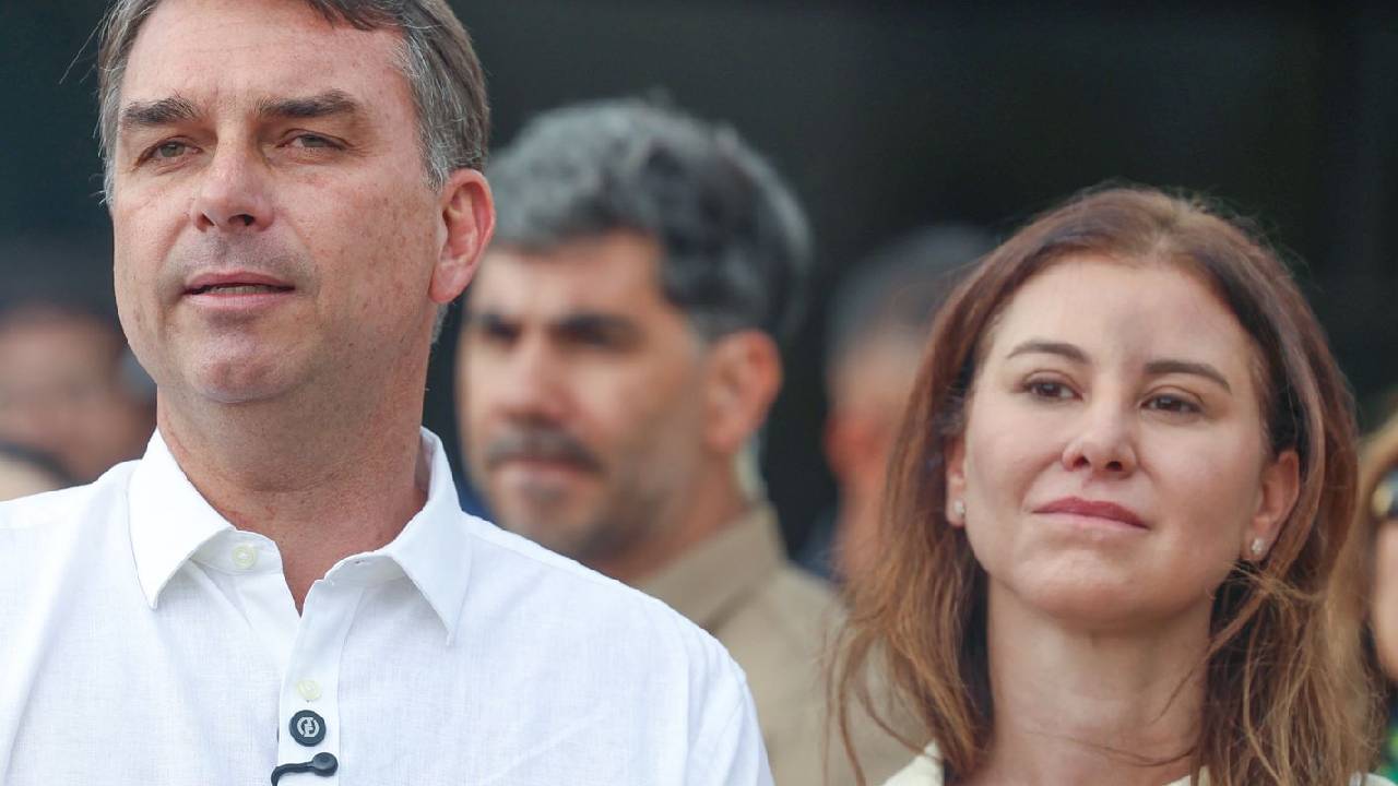 Flávio Bolsonaro participa de missa na Catedral de Brasília