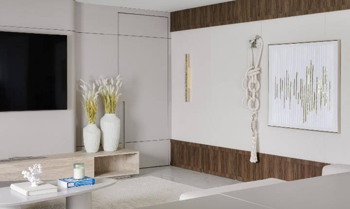 Formas curvas e quartzito verde definem apartamento de 210 m² no litoral catarinense
