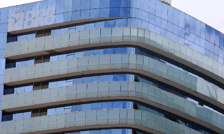 Galípolo recebe presidente do BRB em meio a demora em resgate