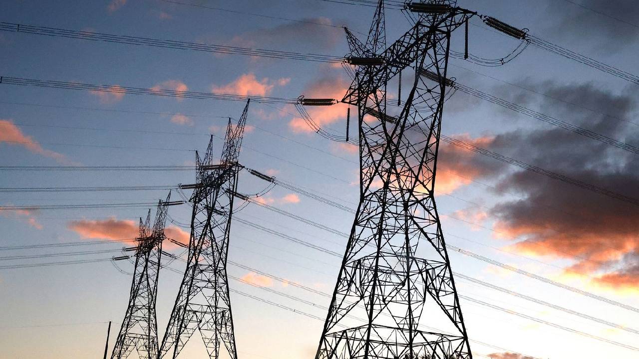 Governo renova contratos com distribuidoras de energia em 13 estados