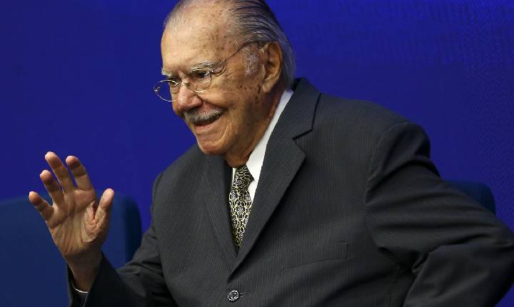José Sarney recebe alta hospitalar após nove dias de internação