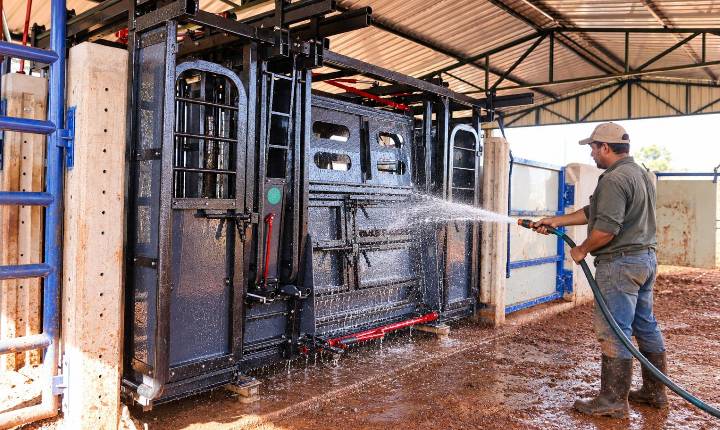 Limpeza adequada dos equipamentos de contenção bovina ajuda a preservar as condições de uso no campo