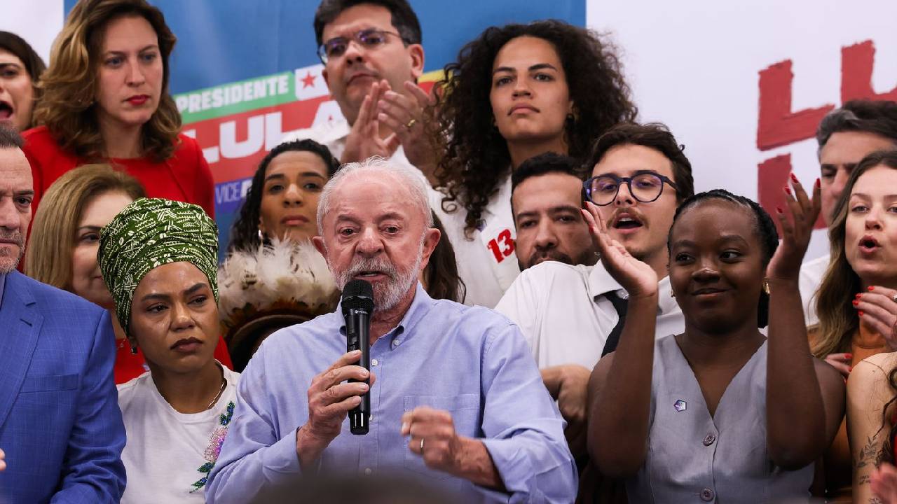 Lula cobra Flávio Bolsonaro sobre apoio ao fim da escala 6x1