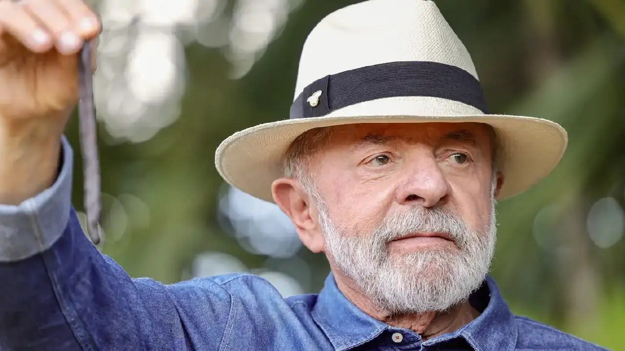 Lula vai a SP para tirar excesso de pele na cabeça e tratar tendinite