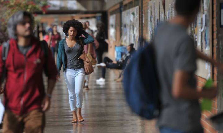 Mais de 54% dos graduandos já abandonaram curso para cuidar dos filhos