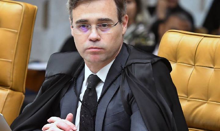 Mendonça suspende multas de norma sobre saúde mental no trabalho