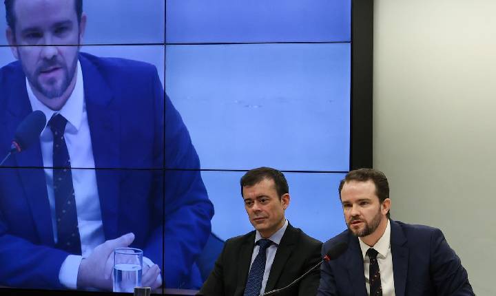 Ministro rebate oposição: trabalhador paga hoje menos impostos no país
