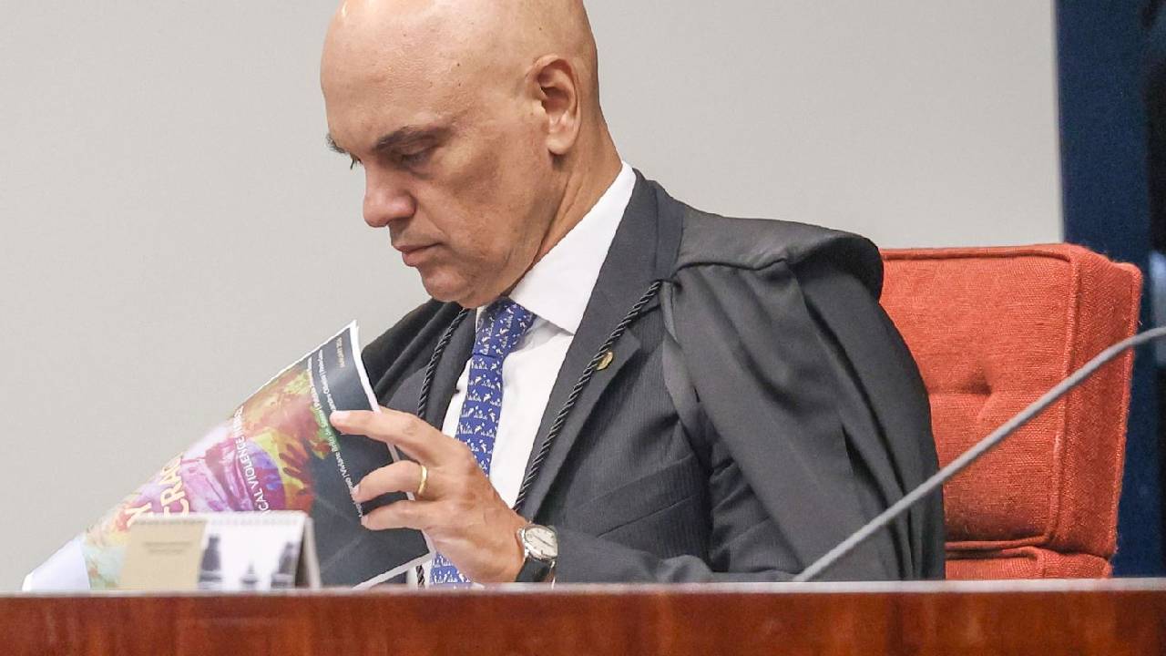 Moraes dá 24 horas para Bolsonaro explicar arma apreendida em blitz