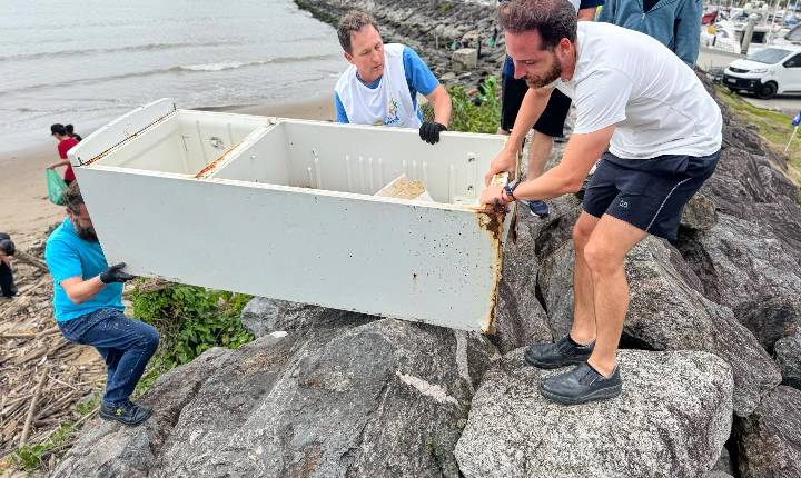 Mutirão de limpeza em Itajaí vai transformar plástico retirado das águas em brinquedos para crianças