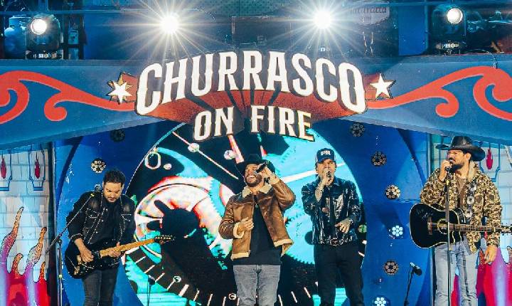 No palco do Churrasco On Fire em Curitiba, Fernando e Sorocaba recebem de surpresa Felipe e Rodrigo e Kaique e Felipe para gravaçãoFernando e Sorocaba surpreenderam o público ao gr