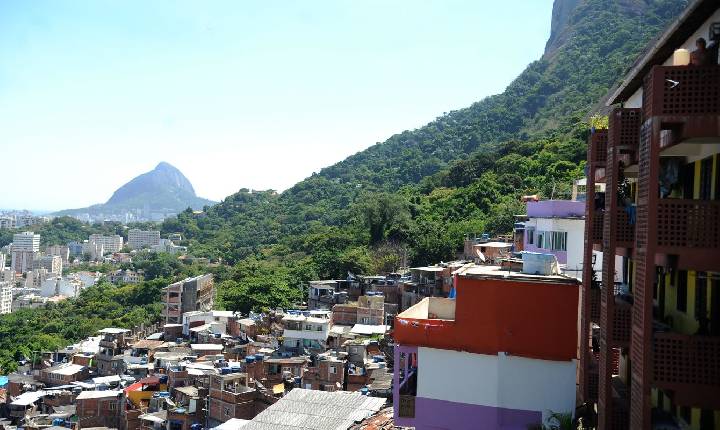 Operação na zona sul do Rio tem 6 presos e homem baleado em ônibus