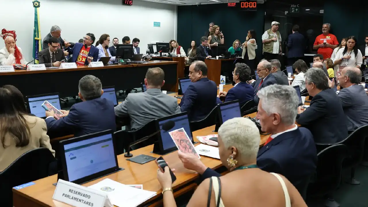 Oposição critica PEC do fim da escala 6x1 durante votação na Comissão