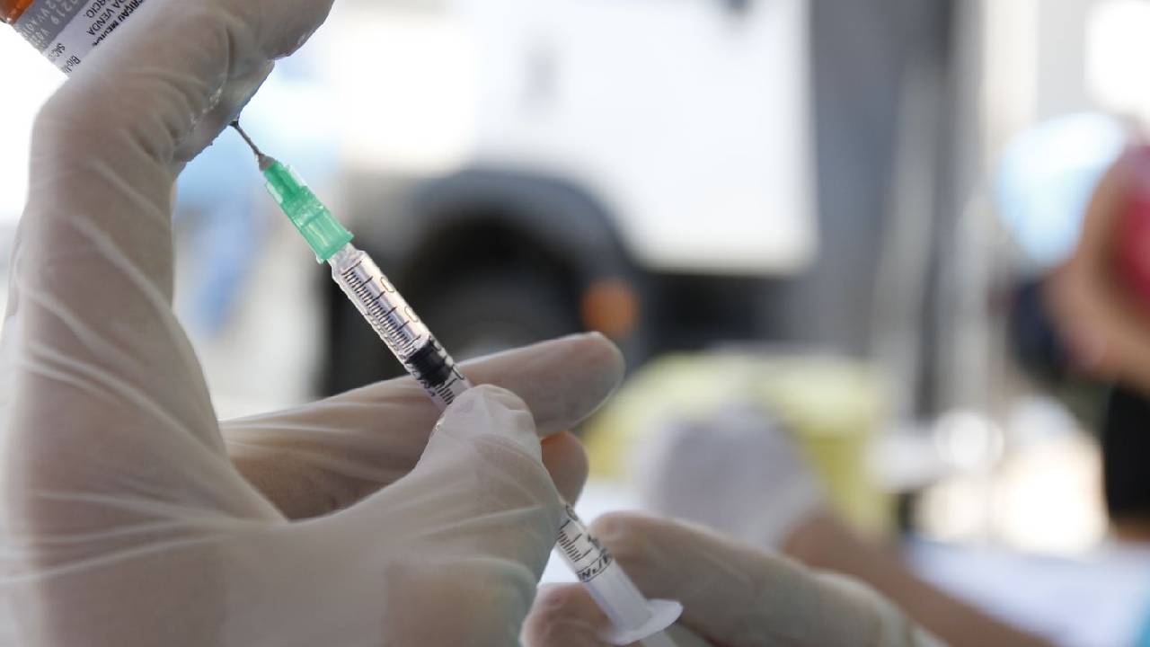 Paulistanos enfrentam filas para tomar vacina contra sarampo 