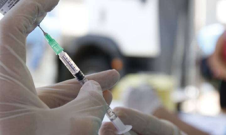 Paulistanos enfrentam filas para tomar vacina contra sarampo 