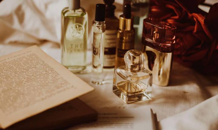 Perfumes em óleo, sólidos e até em pérolas: por que o mercado de beleza está mudando a forma de consumir fragrâncias
