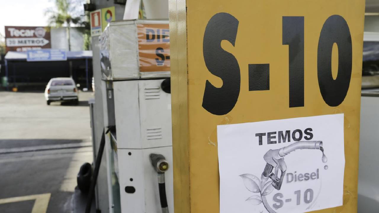 Petrobras ajusta preços do diesel para R$ 1,12