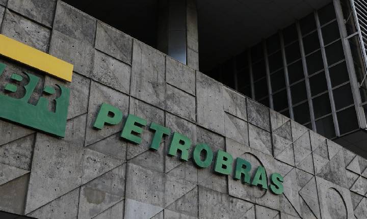 Petrobras batiza primeiro navio a navegar com tripulação 100% feminina