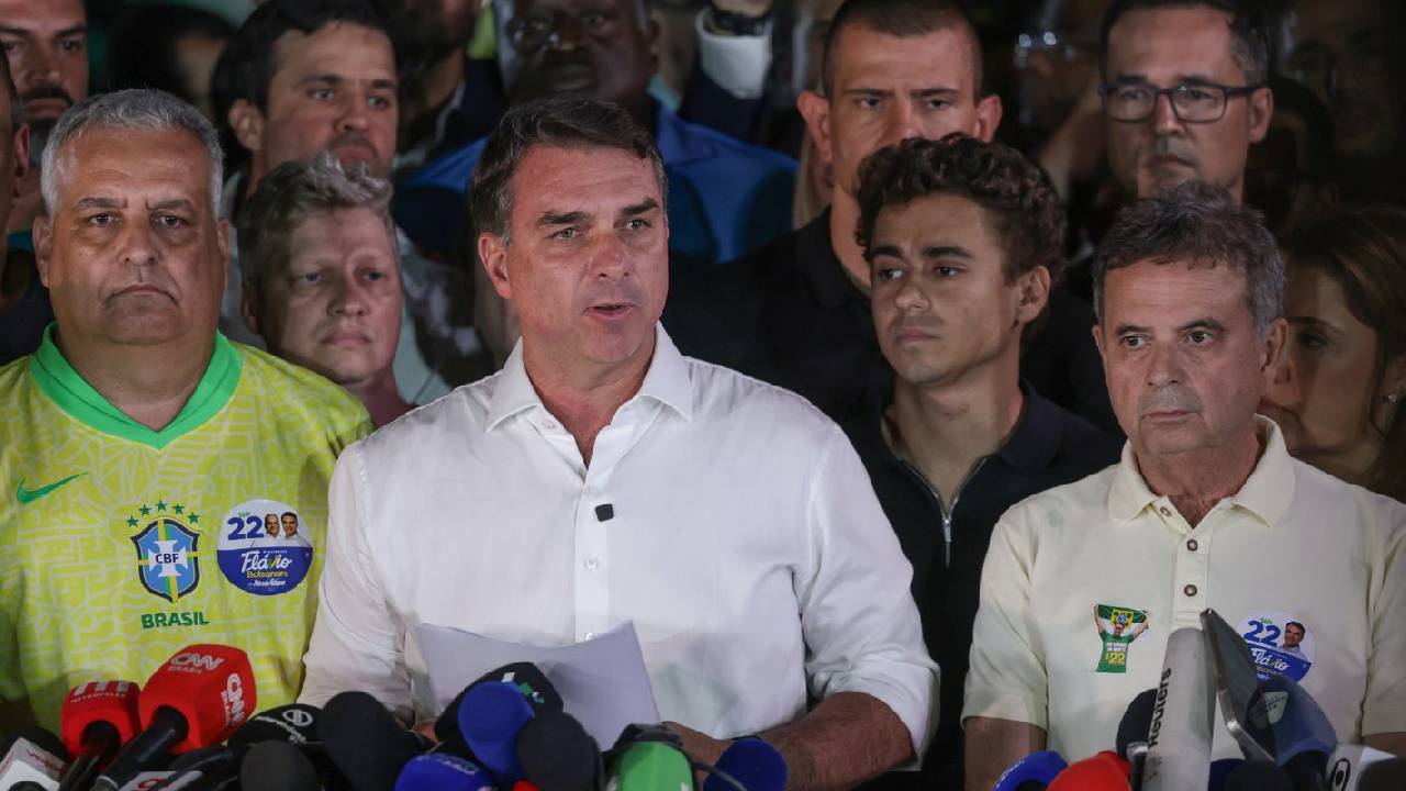 PF investiga circunstâncias da fuga de Flávio Bolsonaro do Brasil