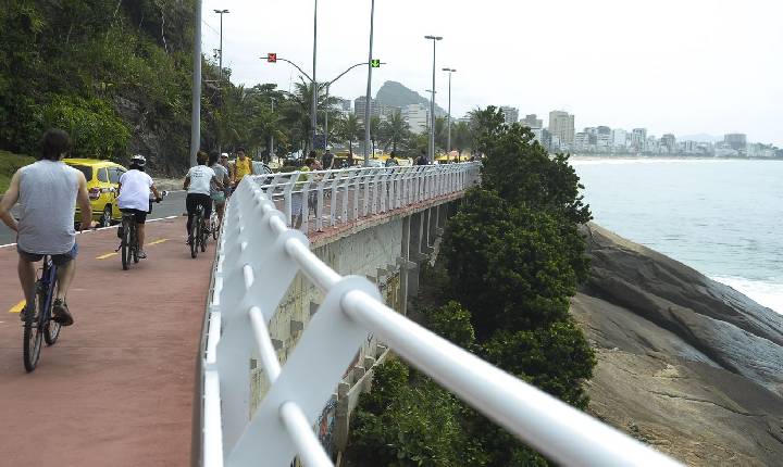 Prefeitura do Rio fecha Ciclovia Tim Maia após ondas de 2 metros